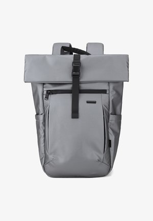Grijze rolltop rugzak met voorvak met ritssluiting, zwarte gespband, twee zijvakken en gevoerde schouderbanden.