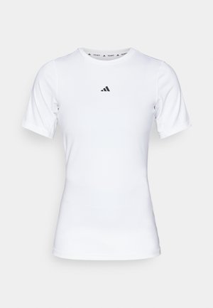 Hvid atletisk skjorte med korte ærmer, lavet af glat, strækbart stof. Har et lille sort Adidas-logo på brystet.