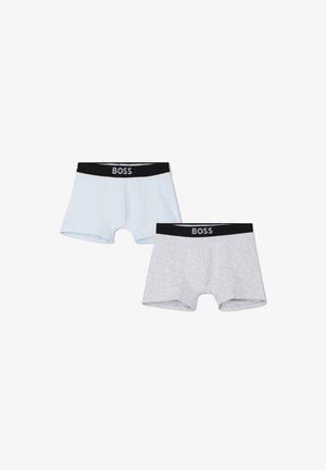 Deux paires de boxers : une bleu clair, une grise. Les deux présentent une ceinture noire avec le logo « BOSS ». Tissu en coton doux et extensible.
