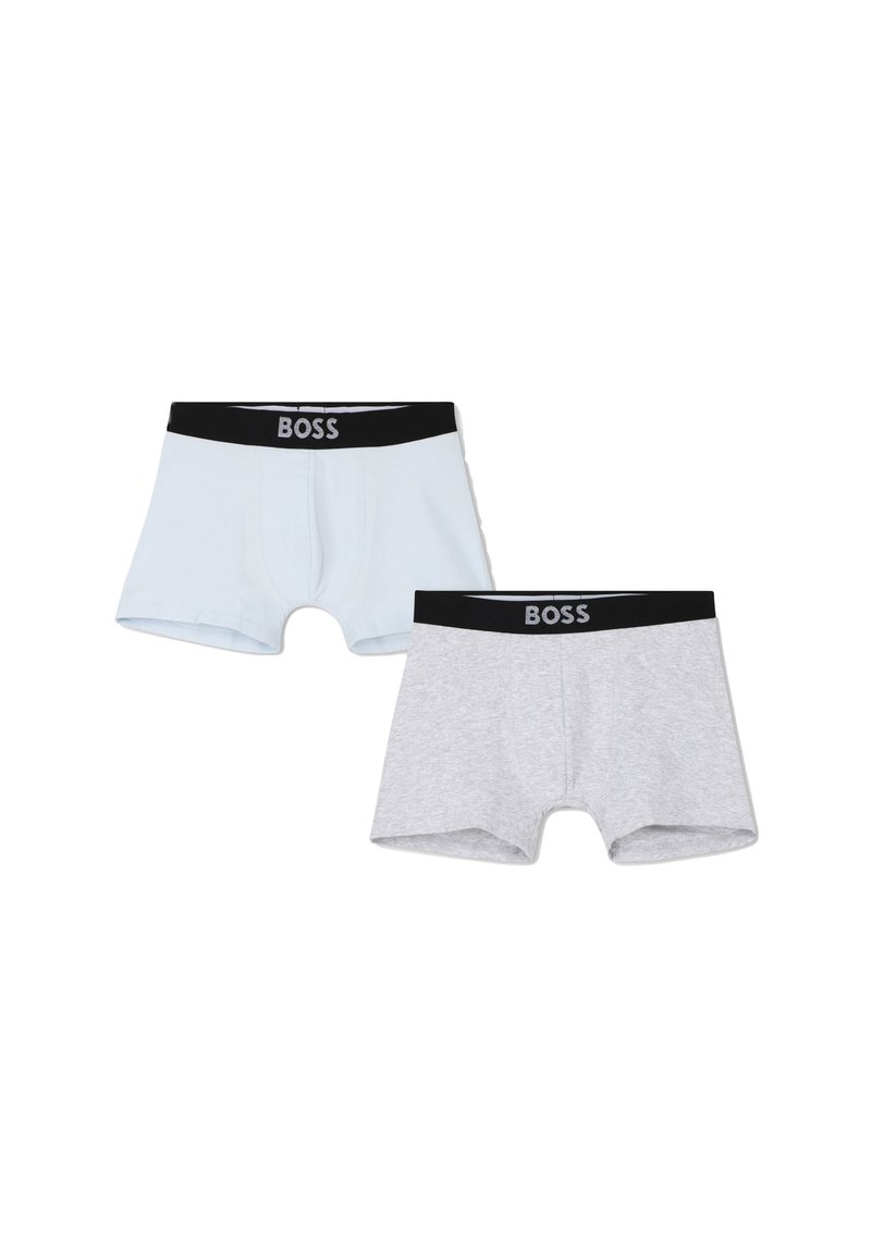 Deux paires de boxers : une bleu clair, une grise. Les deux présentent une ceinture noire avec le logo « BOSS ». Tissu en coton doux et extensible.