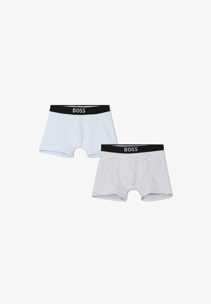 Deux paires de boxers : une bleu clair, une grise. Les deux présentent une ceinture noire avec le logo « BOSS ». Tissu en coton doux et extensible.