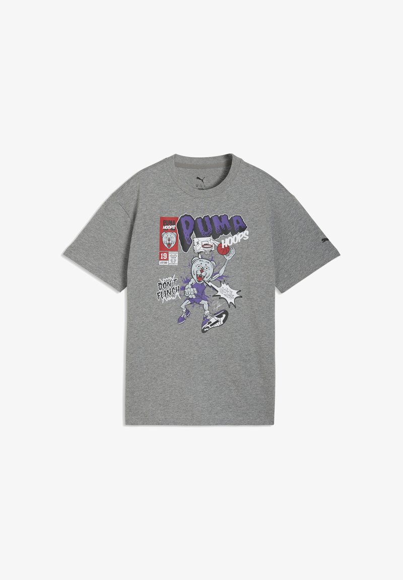 Chemise grise à manches courtes avec un ours en dessin animé jouant au basket, texte "PUMA Hoops", "Don't Flinch", et éléments graphiques de style bande dessinée en violet et rouge.