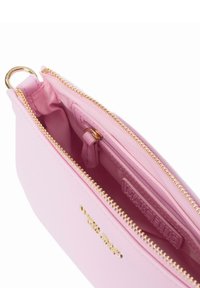 Borsetta rosa con zip e hardware dorato, presenta un'esterno testurizzato, una fodera interna liscia e una piccola tasca per carte di credito all'interno.