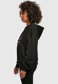 Merchcode MOTHERS DAY - SHE IS  - Hoodie - black