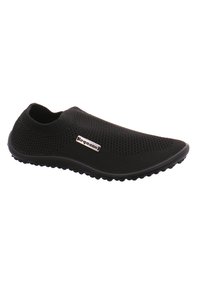 Schwarzer Slipper mit einem atmungsaktiven Mesh-Obermaterial, strukturierter Oberfläche und einer flexiblen Gummisohle mit kleinen Traktionspunkten.