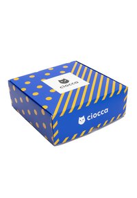 Scatola blu con pois gialli e strisce, con un logo bianco raffigurante la silhouette di un gatto. Materiale di cartone robusto.