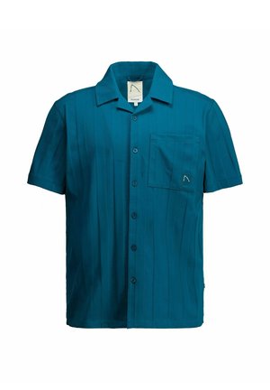 Zelenomodrá košeľa s krátkym rukávom na gombíky, golierom a náprsným vreckom s malou našitou logovou nášivkou.