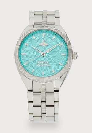 Zilveren roestvrijstalen horloge met een gestructureerde turquoise wijzerplaat, voorzien van geometrische patronen, zilveren indexen en een eenvoudige kroon.