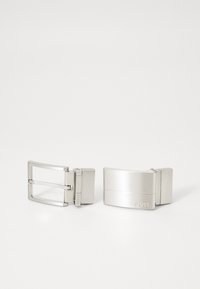 Boucles de ceinture en métal argenté, avec un design rectangulaire et un oval, dotées d'une finition brossée et de la marque gravée "BOSS".