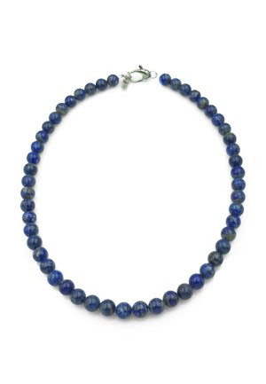 Collier avec des perles rondes de lapis-lazuli bleu foncé et un fermoir homard en argent sur fond blanc.