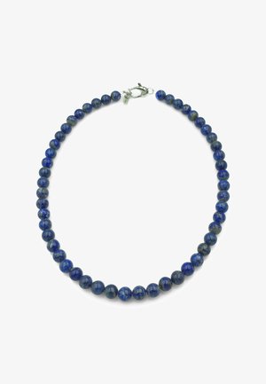 Collana con perle rotonde di lapislazzuli blu scuro e chiusura a moschettone in argento su sfondo bianco.