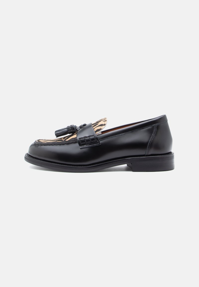 Mustad musta nahast loafers, millel on ümar varvas, kaunistatud põimitud kordsusega ning kontrastse loomaprindiga voodriga. Madal, sirge konts.