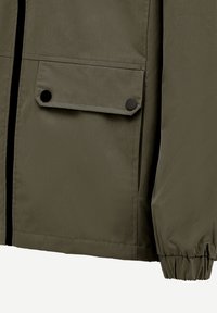 Olivegrüne Jacke mit Reißverschluss, elastischen Bündchen und einer Klapptasche mit schwarzem Druckknopf. Glatte Textur, leichtes Material.
