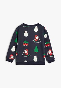 Sudadera navy con un patrón que incluye a Santa, muñecos de nieve, árboles de Navidad y un coche rojo. Fabricada en un tejido suave, con cuello redondo y puños acanalados.