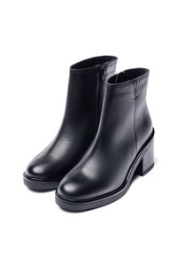 Schwarze Leder-Stiefeletten mit glatter Textur, runder Schuhspitze, seitlichem Reißverschluss und klobigem Absatz. Minimalistisches Design ohne Muster oder Verzierungen.