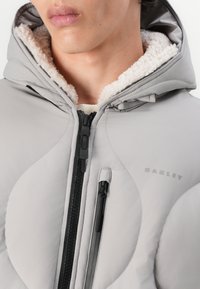 Oakley URBAN SLOPE PUFFER JACKET - Vinterjakke - cement