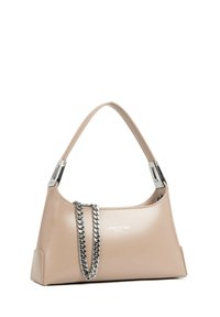 Borsa a mano in pelle beige con manico curvo, ferrature argentate e dettaglio a catena metallica. Presenta il logo in rilievo sulla parte frontale.