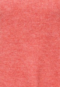 Tissu tricoté de couleur corail avec une finition douce et texturée. Présente un motif côtelé, offrant élasticité et profondeur visuelle.