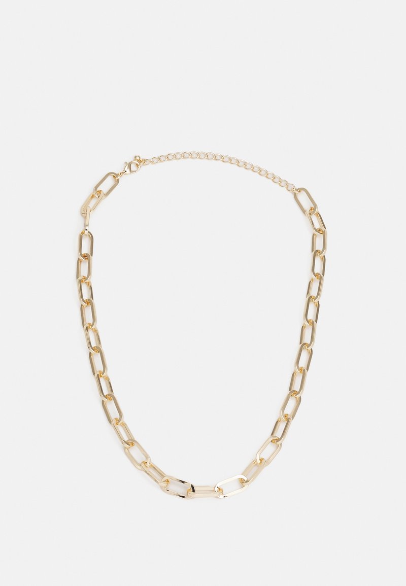 Collier en métal doré avec des maillons rectangulaires allongés et emboîtés, accompagné d'une chaîne réglable munie d'un fermoir mousqueton.