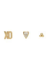 Goldfarbene Ohrstecker-Set mit drei Designs: "XO"-Text, ein Herz mit klaren Edelsteinen und einer schlichten Kugelform.