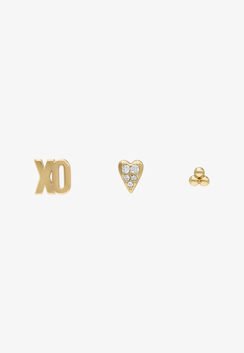 Goldfarbene Ohrstecker-Set mit drei Designs: "XO"-Text, ein Herz mit klaren Edelsteinen und einer schlichten Kugelform.