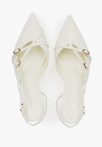 Białe lakierowane czółenka o spiczastym nosku z krzyżującymi się paskami, otwartym tyłem i złotymi metalowymi akcentami. Gładka tekstura, elegancki design.