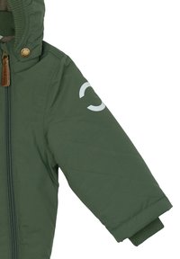 Zöld bélelt kabát cipzáros záródással, álló gallérral, bordázott mandzsettákkal és a ujján jellegzetes fehér logóval.