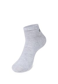Chaussette basse en tissu gris doux. Présente une texture lisse, un bord-côte côtelé et un petit logo près de la cheville.