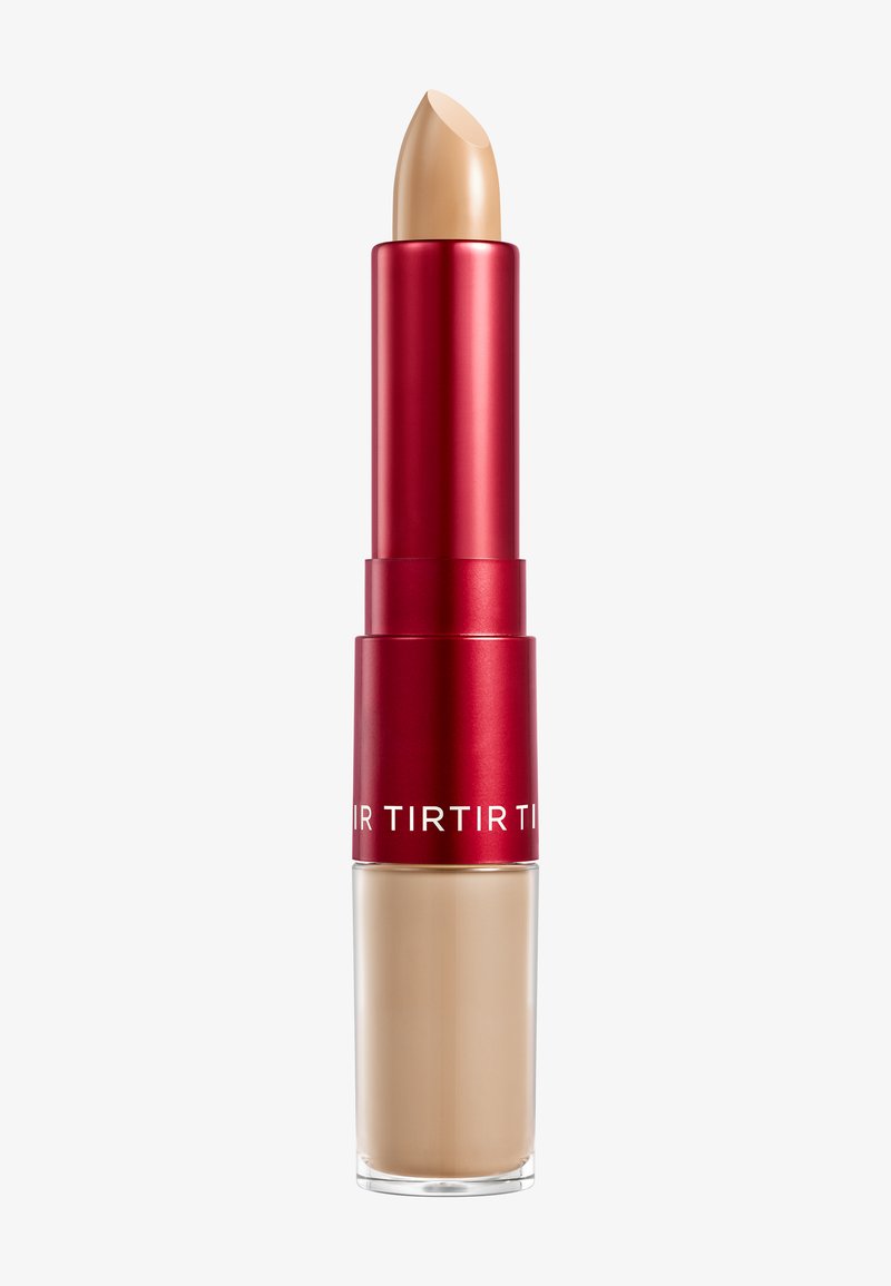 Læbestift med et rødmetalisk etui og en klar base, der har en lys beige bullet med en spids tip.