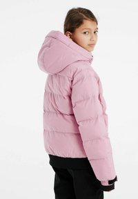 Giacca puffer rosa con cappuccio, caratterizzata da una texture trapuntata e polsini elasticizzati. Il design include una fascia nera nella parte inferiore.