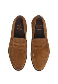 Mocassini in suede marrone con un motivo di cucitura tono su tono e una striscia decorativa sulla parte anteriore. Fodera interna nera e design a punta rotonda.