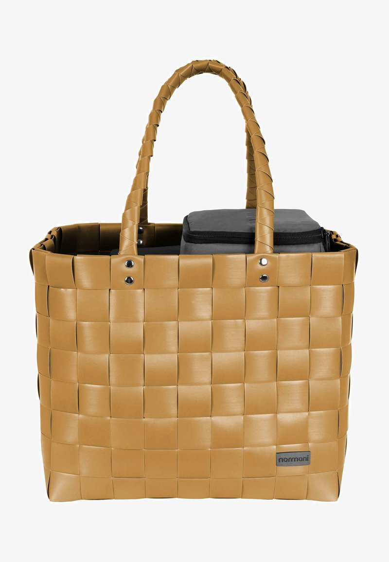 Gewebe Tote Bag in Tan mit schwarzem Reißverschluss-Innenfach. Glatte Textur, abgerundete Griffe und silberne Hardware-Akzente. Markenlabel sichtbar.