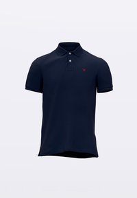 Marineblå poloskjorte laget av glatt stoff, med to-knappers knepping, korte ermer og en liten rød logo på brystet.