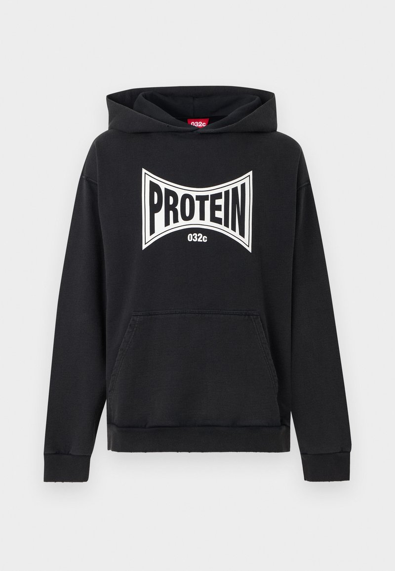 Zwarte hoodie met voorzak en witte "PROTEIN 032c"-logo gecentreerd op de borst.