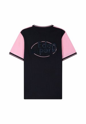 T-shirt à manches courtes avec corps noir, manches roses et écusson du logo "Eden park" centré dans le dos.