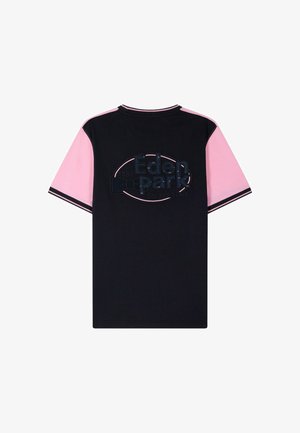 T-shirt à manches courtes avec corps noir, manches roses et écusson du logo "Eden park" centré dans le dos.