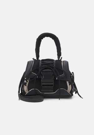 Fekete hálós kézitáska, amely strukturált formájú, texturált részletekkel, rövid, párnázott fogantyúval és levehető vállpánttal rendelkezik.
