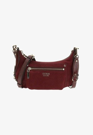 Bordeauxfarbene Crossbody-Tasche aus Wildleder mit goldfarbenen Beschlägen, verstellbarem Lederriemen, Frontreißverschlusstasche und eingeprägtem Logo. Kompaktes und abgerundetes Design.