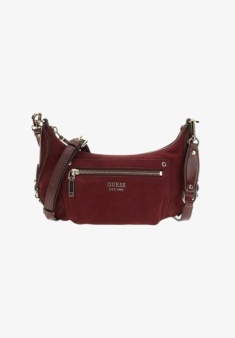 Sac bandoulière en daim bordeaux avec ferrures dorées, sangle en cuir réglable, poche zippée à l'avant et logo embossé. Design compact et arrondi.