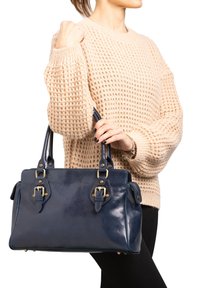 Borsa in pelle blu con manici doppi, finiture in oro e tasche laterali esterne. Finitura testurizzata, design strutturato e forma rettangolare.