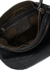 Schwarz gewebte Lederhandtasche mit braunem Stofffutter. Verfügt über eine Reißverschlusstasche und ein geprägtes Etikett. Glatte und strukturierte Oberflächen.