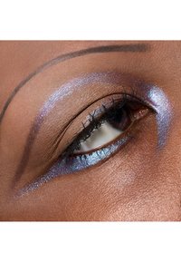 Zbliżenie na oko z iryzującym niebieskim i fioletowym cieniowaniem na powiece i pod brwią, z wyraźnymi szczegółami rzęs.