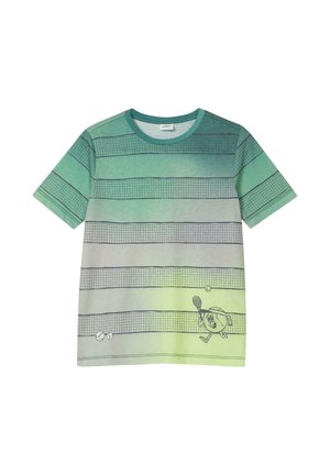 Krótki rękaw zielonego t-shirtu z gradientem, poziomymi paskami przypominającymi siatkę tenisową oraz małą kreskówkową piłką tenisową grającą w tenisa u dołu po prawej stronie.