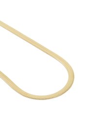 Collier en métal doré avec un design en chevron plat, texture lisse et éclat subtil. Forme courbée, léger et flexible.