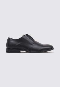 Zapato de vestir negro de cuero con cordones, de diseño elegante, puntera redonda y tacón texturizado. Superficie lisa con un mínimo de detalles.