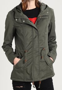 Olivgrön kapuschongjacka med dragkedja och knäppning, midja som kan justeras, och två framfickor. Har ett slätt tyg och justerbara dragsnören.