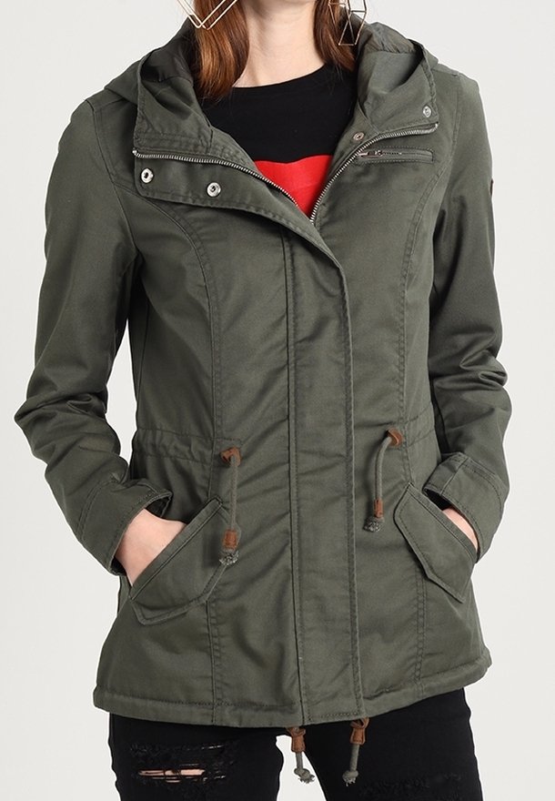 Olivgrön kapuschongjacka med dragkedja och knäppning, midja som kan justeras, och två framfickor. Har ett slätt tyg och justerbara dragsnören.