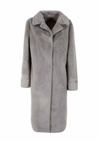 Cappotto in pelliccia sintetica grigia con colletto, maniche lunghe e taglio dritto. Presenta una texture liscia e un design frontale senza bottoni.