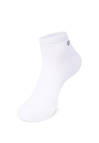Hvid ankelstrømpe lavet af et blødt, elastisk materiale med ribstrikket tekstur og forstærket hæl. Har et lille logo på siden.