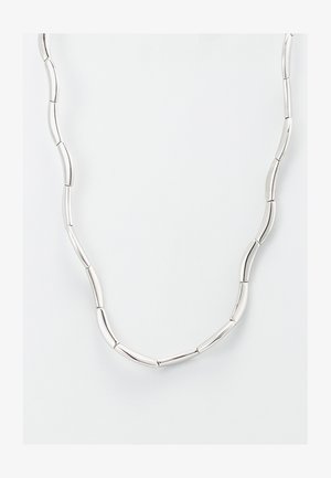 Hopeaketju, joka koostuu toisiinsa liitetyistä soikeista ja sylinterimäisistä muodoista, joissa on sileä pinta ja kiillotettu viimeistely.